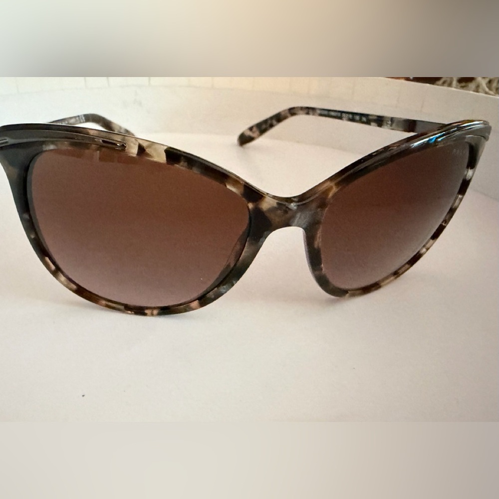 Stylish Tortoise Shell Sunglasses by Ralph Lauren - Picture 4 of 8
